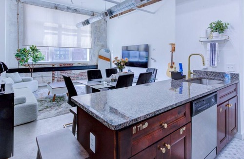 Downtown Memphis Apartment | BRAND NEW Modern Spacious Loft in Downtown with free parking
