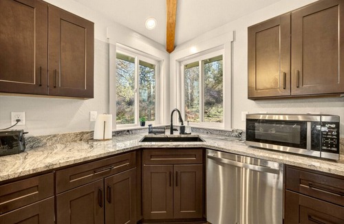 Klamath Falls Villa | Brand New Townhome in World Famous Running Y Resort