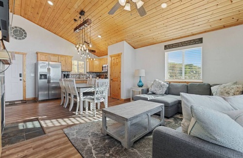 Fish Haven House | Brando Lodge | Gorgeous Cabin, Hot Tub, Fire Pit, Canyon Access & Lake Views!