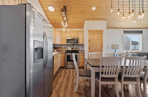 Fish Haven House | Brando Lodge | Gorgeous Cabin, Hot Tub, Fire Pit, Canyon Access & Lake Views!