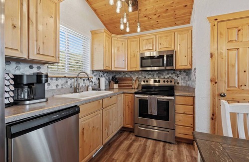 Fish Haven House | Brando Lodge | Gorgeous Cabin, Hot Tub, Fire Pit, Canyon Access & Lake Views!