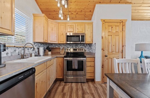 Fish Haven House | Brando Lodge | Gorgeous Cabin, Hot Tub, Fire Pit, Canyon Access & Lake Views!