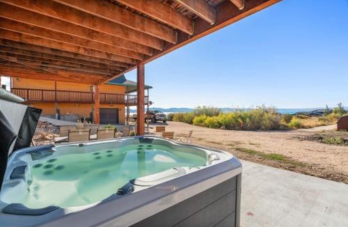 Fish Haven House | Brando Lodge - Gorgeous Cabin, Hot Tub, Fire Pit, Canyon Access, Lake Views
