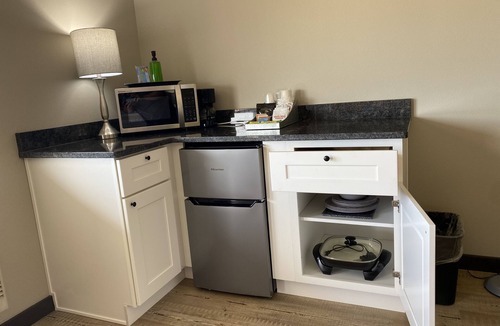 Davenport Apartment | Breath Taking view of the Lake In This Cozy Newly Remolded Room With Kitchenette