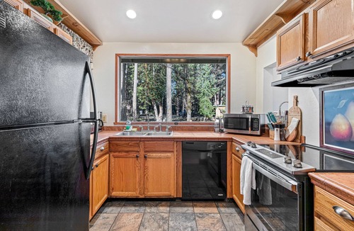 Jacksonville House | Breathtaking Applegate River Home Retreat ~ On-site Gym, Game Room, and Sauna
