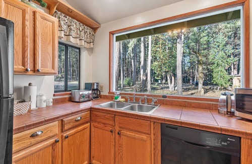 Jacksonville House | Breathtaking Applegate River Home Retreat ~ On-site Gym, Game Room, and Sauna