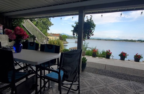 Lake Stevens House | Breathtaking Lake & Mountain views! Enjoy access to a total of 1730 Sq. feet!
