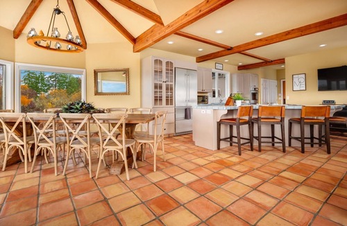 Dundee House | Breathtaking Valley Views, Pet Friendly, Huge Deck, Fire-Pit, Air Hockey, Ping Pong, Near Vineyards