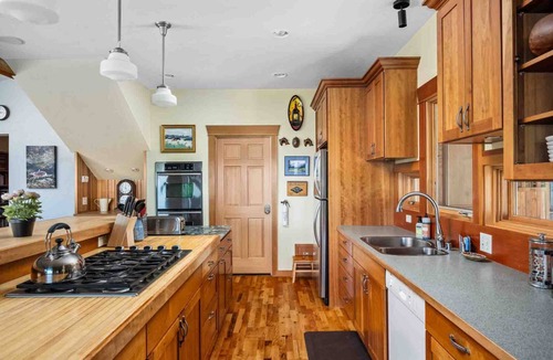 White Salmon House | Breathtaking Views of Mt. Hood and Columbia Gorge, Huge Deck, Shuffleboard, Ping Pong, Trampoline