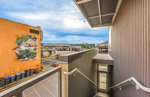 Bremerton Condo | Bremerton Bay Condo | Walk to Ferry | Unit 202