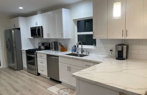 Navy Yard City House | Bremerton Retreat-30 min Fast Ferry to Seattle-Pet Friendly