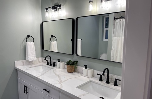 Navy Yard City House | Bremerton Retreat-30 min Fast Ferry to Seattle-Pet Friendly
