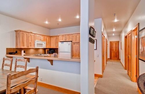 Ketchum Condo | Bridgepoint Condo 11 - Cozy Summer Getaway w/Hot Tub in Complex
