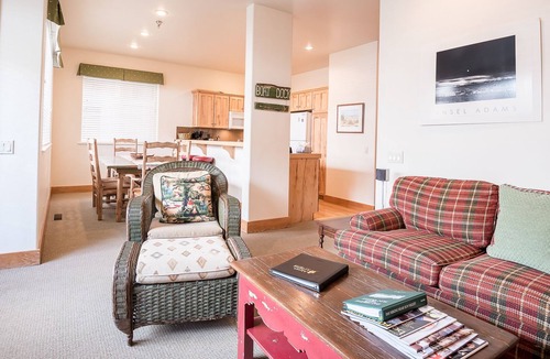 Ketchum Condo | Bridgepoint Condo 11 - Cozy Summer Getaway w/Hot Tub in Complex