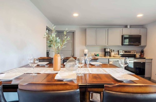 Newport Apartment | Bright 2BR Lower Unit | Relaxing Yard & Great Spot
