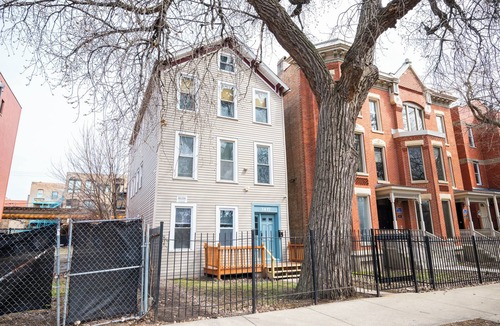 Wicker Park Condo | Bright 3 BR Wicker Park Loft. 5Beds + 2 parking. 4-min walk to Damen Blue Line!