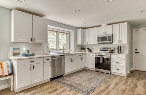 Welches House | Bright and Cozy- Pet-friendly Home Hot Tub, Pool