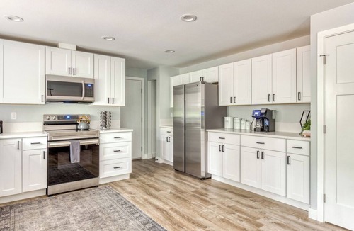 Welches House | Bright and Cozy- Pet-friendly Home Hot Tub, Pool