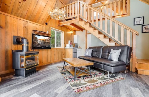 Trout Lake Cabin | Bright and Open Cabin with Huge Windows near Hood River, Washington