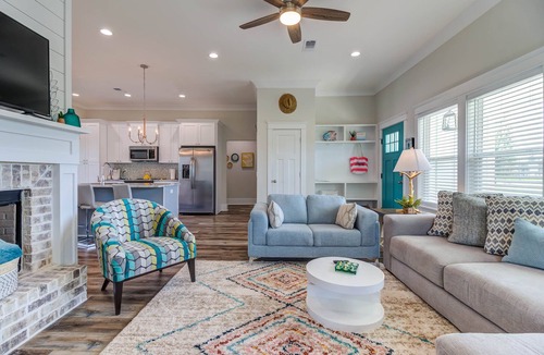 Long Beach House | Bright beach house steps from the sand & memories