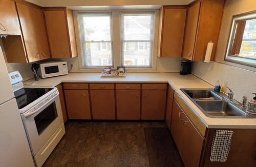 Vine Apartment | Bright, charming 2 bedroomdrm apartment. in downtown home in Kalamazoo