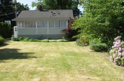Hood River Cottage | Bright cozy cottage with Mt. Adams view