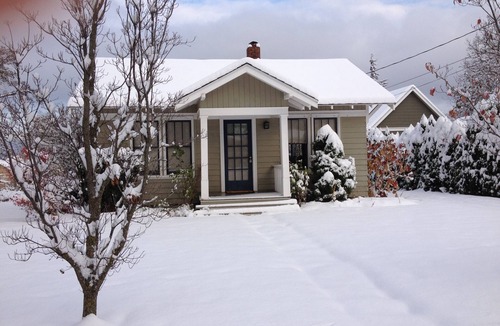Hood River Cottage | Bright cozy cottage with Mt. Adams view