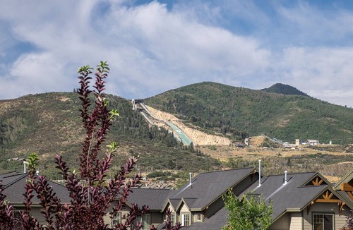 Kimball Junction Condo | Bright luxury quiet 2nd floor 2/2 condo with fireplace, deck, and sunset views