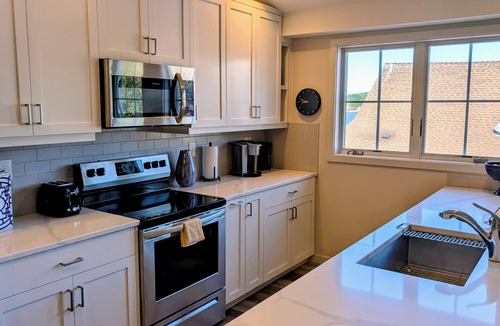 Coupeville Condo | Bright & modern 1-bedroom condo in downtown Coupeville