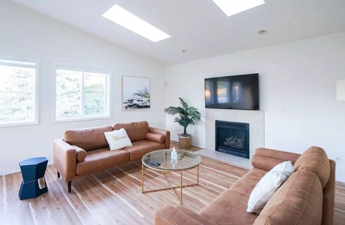 Mid-Beacon Hill House | Bright Modern Farmhouse near DT & Airport w/6 beds