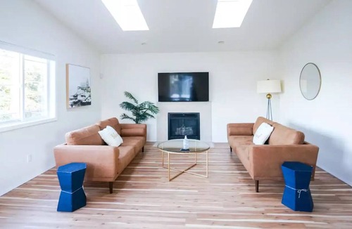 Mid-Beacon Hill House | Bright Modern Farmhouse near DT & Airport w/6 beds
