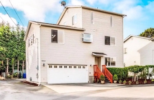 Mid-Beacon Hill House | Bright Modern Farmhouse near DT & Airport w/6 beds