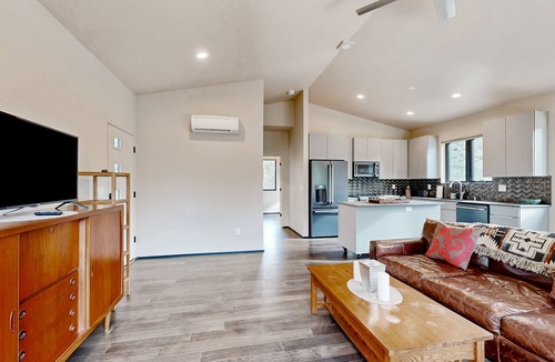 West Slope House | Bright, newly built home with great deck, near Nike & central Beaverton