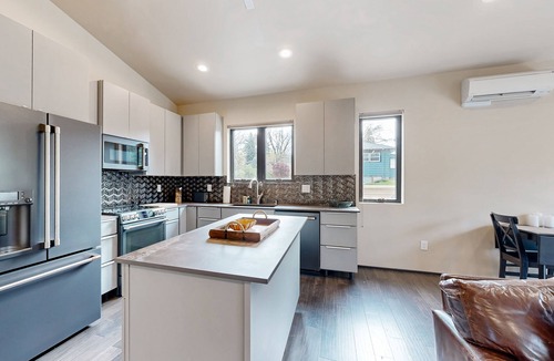 West Slope House | Bright, newly built home with great deck, near Nike & central Beaverton