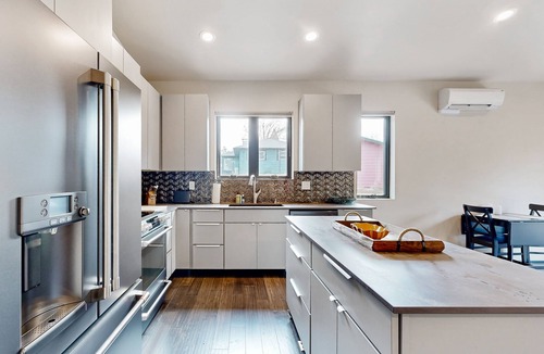 West Slope House | Bright, newly built home with great deck, near Nike & central Beaverton