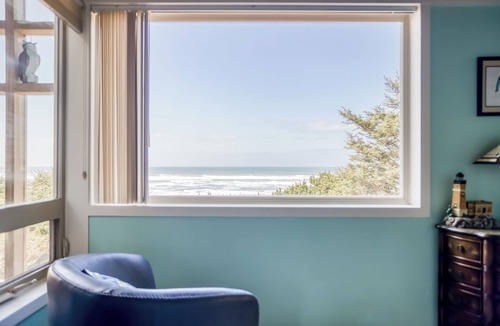 Seal Rock Condo | Bright Oceanfront Guest Home with Private Beach Access