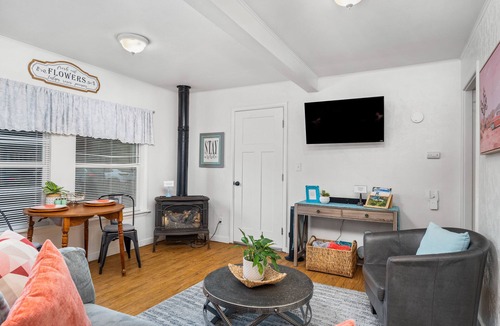 Albany Cottage | Bright & Trendy Cottage Close to Downtown Albany & Near OSU, Sleeps 4