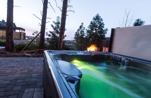 Bend House | Bring bikes + SUP and have summer Bend fun! 24-hr staff ~ tons of room ~ resort