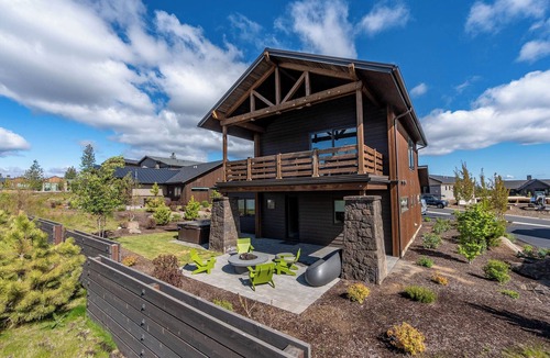 Bend House | Bring your 🚲~ resort pool ~ amenities ~ trails ~ golf ~ hot tub ~ Bend ~ 🐶