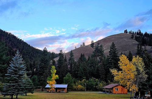 Sula Cabin | BroadAxe Lodge, bunkhouse and kitchen
