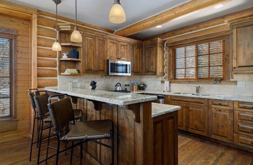 Victor Cabin | Bronze Buffalo Club Cabin enjoys private resort amenities
