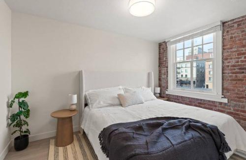 Riverside Apartment | Brunch & Coffee Near! Spacious Downtown Stay 302