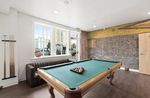 Riverside Apartment | Brunch & Coffee Near! Spacious Downtown Stay 302