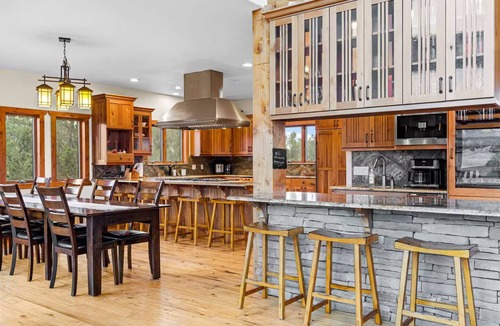 Panguitch Cabin | Bryce Canyon Hilltop Lodge Spa, Views & High-End Comfort