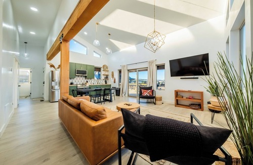 Hatch Cabin | Brycegate Retreat, Cabin, Star Dome Bedroom, Fire Pit, Hammocks, Views, Pets, EV