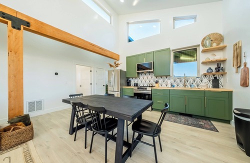 Hatch Cabin | Brycegate Retreat, Cabin, Star Dome Bedroom, Fire Pit, Hammocks, Views, Pets, EV