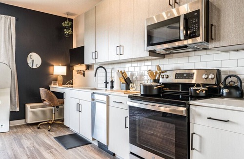 Boise Apartment | BSU, King Bed, Coffee Bar, Hot Tub