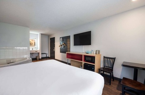 Ontario Hotel | Budget Deal at Ontario! Pool, Free Breakfast, Near Scotch Pines Golf Course