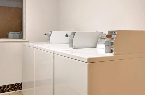 Evanston House | Budget-friendly Accommodation in Knights Inn Evanston! Free Onsite Parking