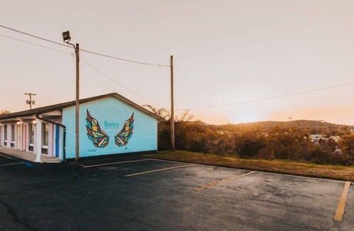 Berea House | Budget-friendly Accommodation! Pet-friendly, Free Parking, Near Lincoln Hall!